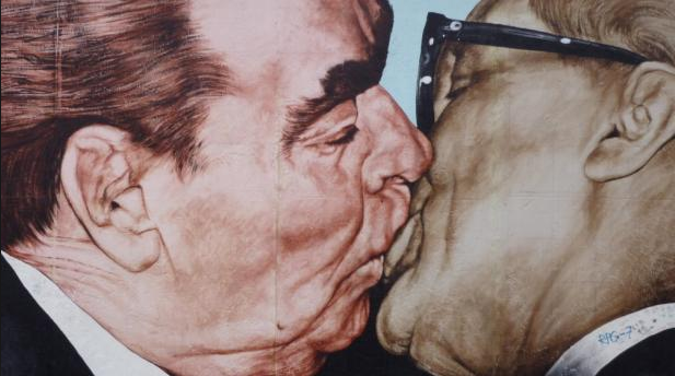 Politicians Kissing 3
